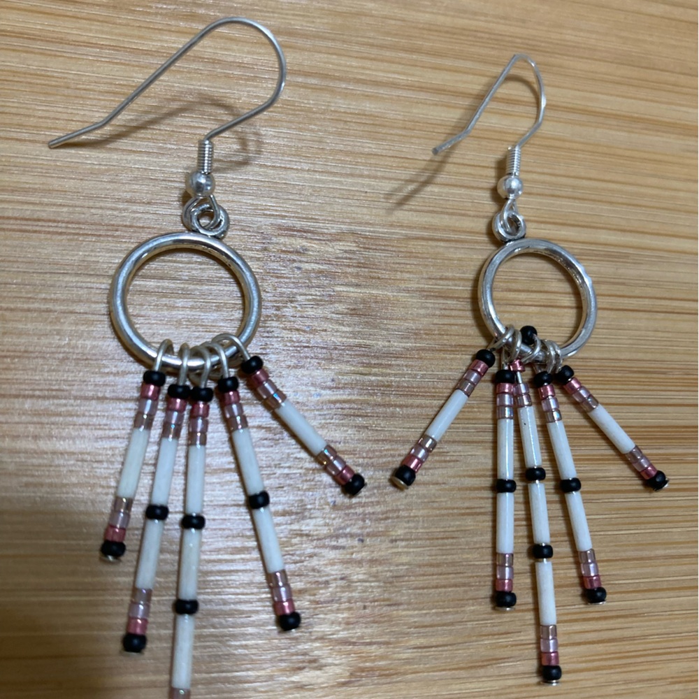 Beaded dangle earrings 🖤 - Picture 2 of 4
